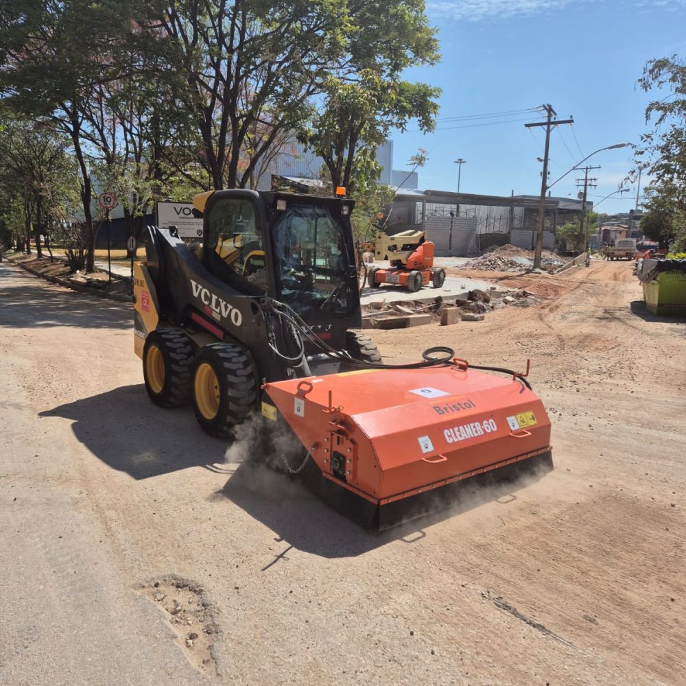 Aluguel de Minicarregadeira Volvo com Vassoura Recolhedora