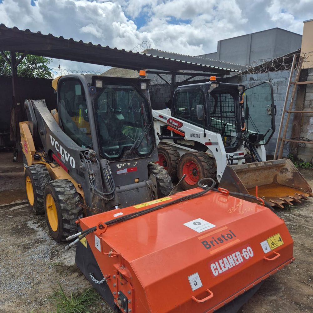 Aluguel de Minicarregadeira Volvo com Vassoura Recolhedora